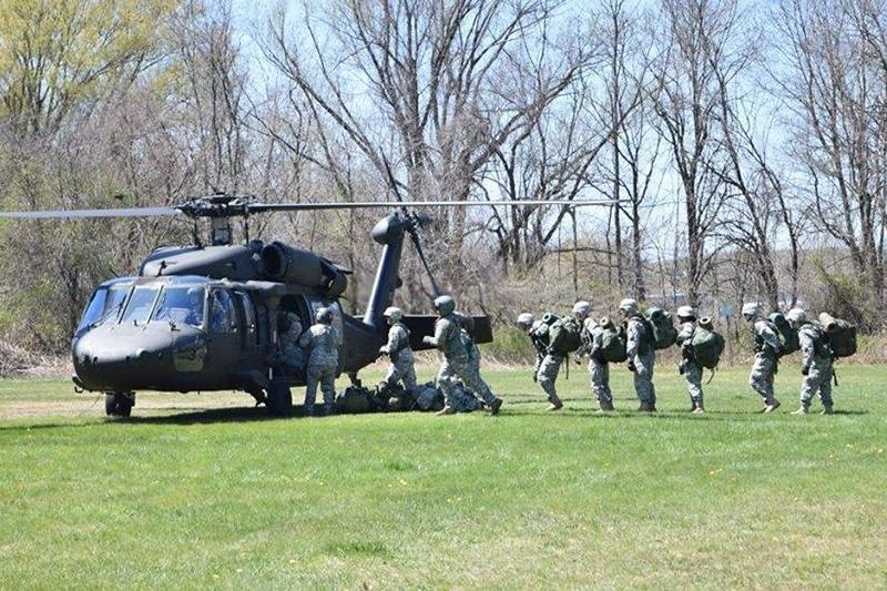 网赌上分平台参加后备役军官训练军团项目的学生进入直升机.